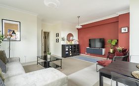 Modern Flat With Balcony On Bagdat Street